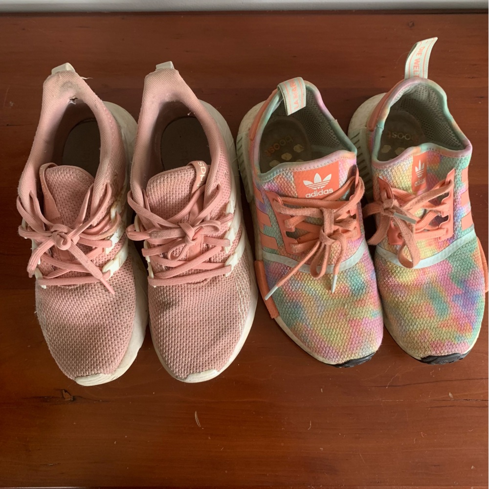 2 pairs of Adidas sneakers